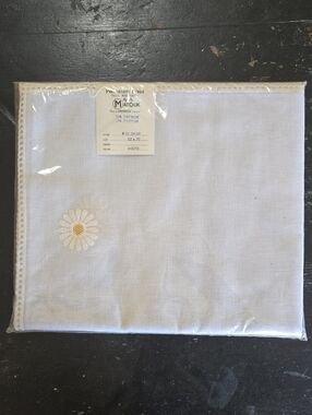 Matouk White Linen Daisy Corner Embroidered Napkin